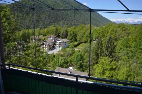 Zimmer mit Blick auf ein Haus in den Bergen in der Unterkunft Residence Arvinei in Malesco