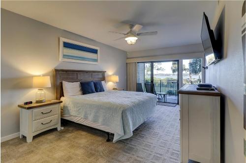 une chambre avec un lit et une vue sur un balcon dans l'établissement 1849 Beachside Tennis at The Sea Pines Resort, à Île de Hilton-Head