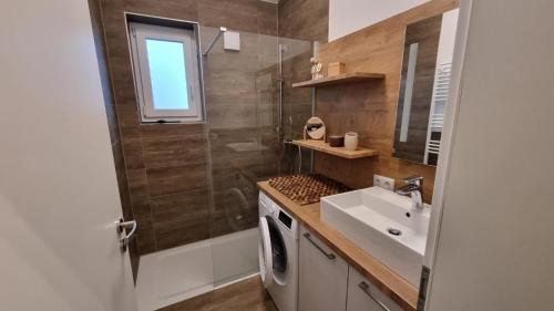 a bathroom with a sink and a washing machine at Ferienhaus Strandengel in Dorum Neufeld