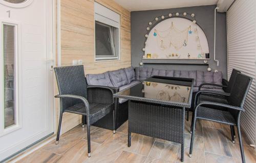 Χώρος καθιστικού στο 1 Bedroom Lovely Apartment In Vir