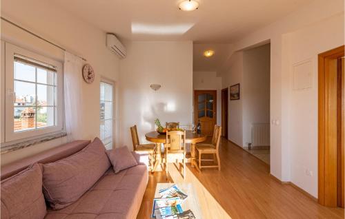 Cozy Apartment In Zadar With Wifi