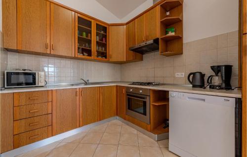 Cozy Apartment In Zadar With Wifi
