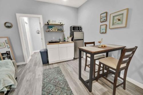 Kuchyň nebo kuchyňský kout v ubytování The Sandpiper Adventure Near the BCH - Unit 3