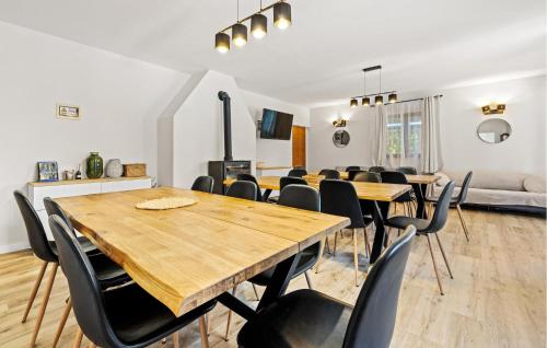 Un comedor con mesa y sillas en 8 Bedroom Beautiful Home In Visnjan, en Višnjan