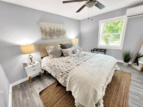 a bedroom with a bed and a ceiling fan at Sunset Dream Minutes from the Beach - Unit 8 in Fort Walton Beach