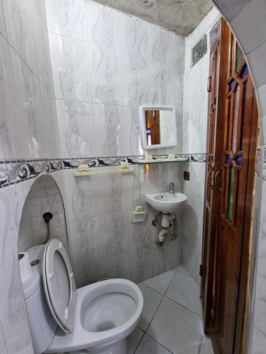 un baño con inodoro y lavabo en dar lalla chafia 1 studio triplex, en Chefchaouen