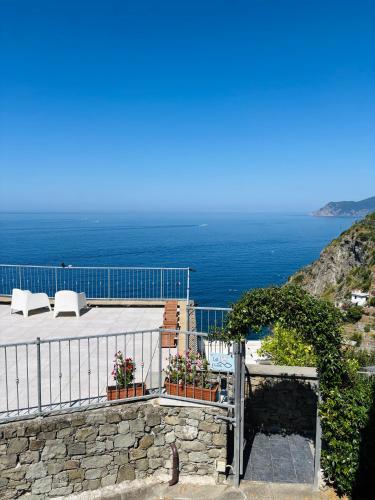 a balcony with a view of the ocean at Loft Il Castello con terrazza sul mare in Riomaggiore