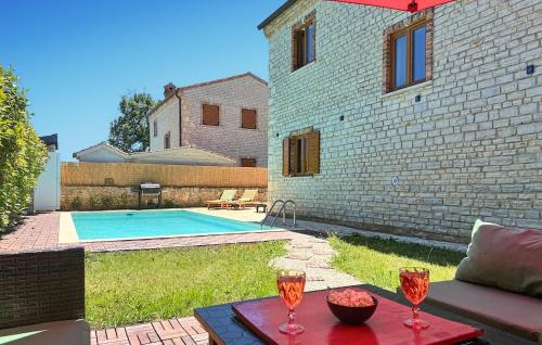 Bazén v ubytování Cozy Home In Cabrunici With Wifi nebo v jeho okolí