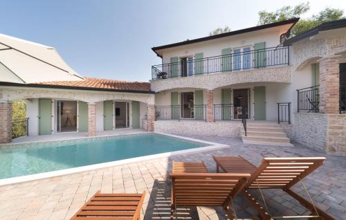 Awesome Home In Crklada With Wifi