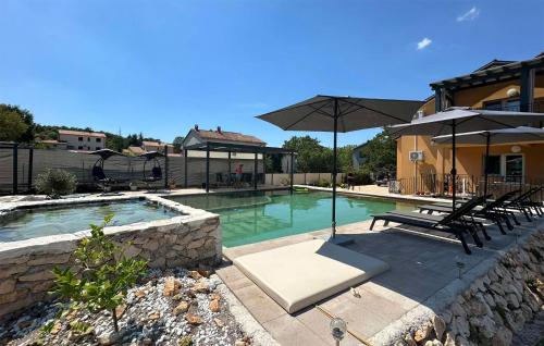 2 Bedroom Cozy Apartment In Krsan