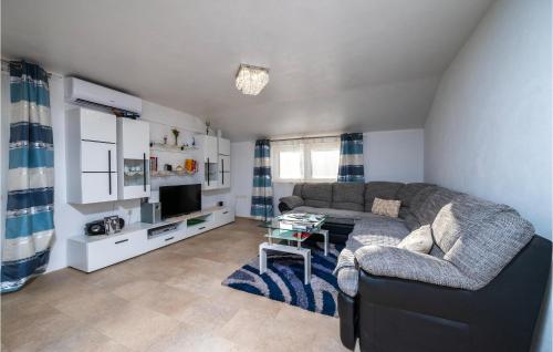 Η κουζίνα ή μικρή κουζίνα στο Amazing Apartment In Krsan With Wifi
