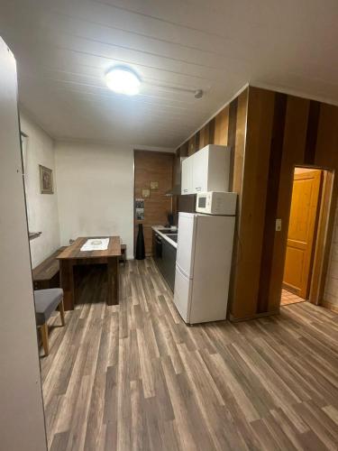 Una cocina con refrigerador y una mesa en una habitación. en Eschweiler accommodation, en Eschweiler