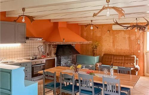 Η κουζίνα ή μικρή κουζίνα στο 3 Bedroom Nice Home In Lanisce