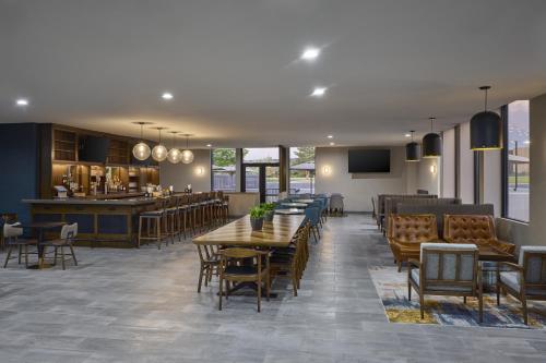 a restaurant with tables and chairs and a bar at Four Points by Sheraton Englewood Centennial Airport in Englewood
