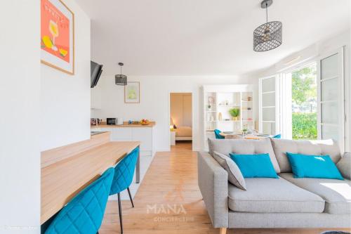 un salon avec un canapé et une cuisine dans l'établissement Le Moorea, 4 people 5 min to Disneyland Paris, à Serris