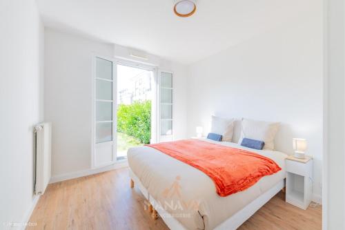 une chambre blanche avec un lit et une fenêtre dans l'établissement Le Moorea, 4 people 5 min to Disneyland Paris, à Serris