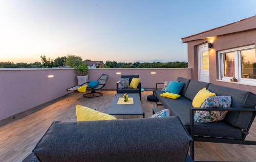 Χώρος καθιστικού στο Lovely Home In Peroj With Sauna