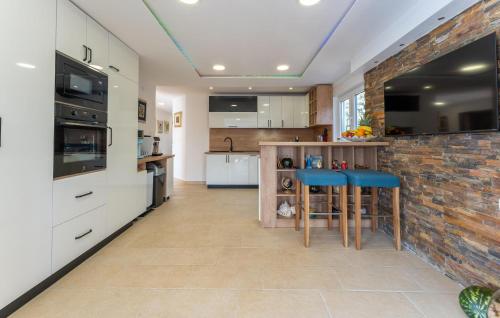 Η κουζίνα ή μικρή κουζίνα στο Lovely Home In Peroj With Sauna