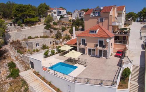 Πισίνα στο ή κοντά στο Cozy Home In Milna With Wifi