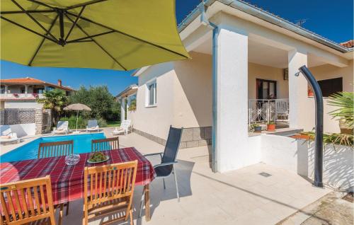 Bazén v ubytování Holiday Home Mirka nebo v jeho okolí