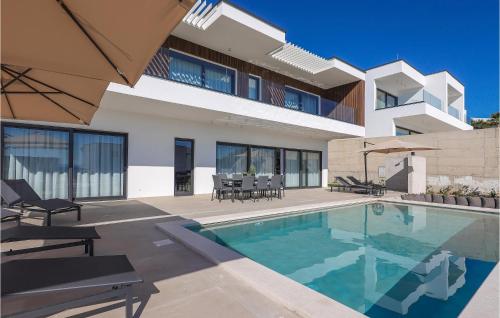 a house with a swimming pool in front of it at Vila Del Sol in Lun
