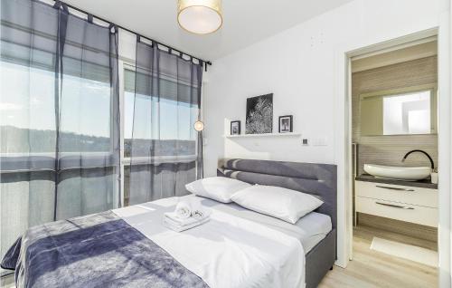una camera da letto con un letto e un bagno con un lavandino di 3 Bedroom Beautiful Home In Njivice a Njivice