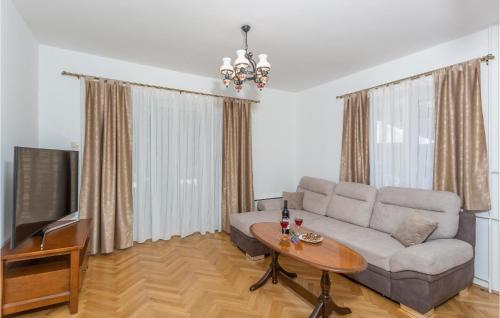 2 Bedroom Cozy Apartment In Malinska