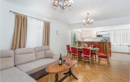 2 Bedroom Cozy Apartment In Malinska