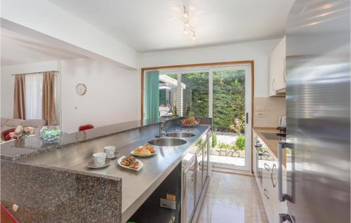 2 Bedroom Cozy Apartment In Malinska