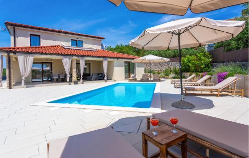 Bazén v ubytování Awesome Home In Bajcici With Wifi nebo v jeho okolí