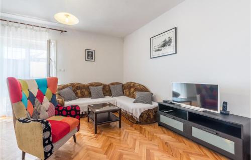 Μια τηλεόραση ή/και κέντρο ψυχαγωγίας στο Gorgeous Apartment In Stara Vas