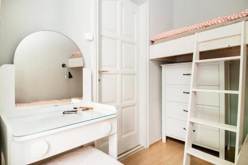 ブダペストにあるWind Queen Apartment with Air Conditionのバスルーム(鏡付)、二段ベッド1組が備わります。
