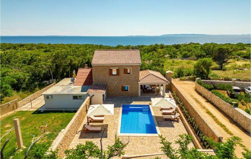 an aerial view of a house with a swimming pool at Cozy Home In Vidasovi Stani in Škunca