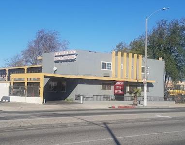 a building on the corner of a street at American Inn & Suites LAX in Inglewood