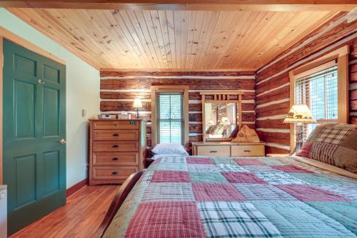Postel nebo postele na pokoji v ubytování Dog-Friendly Park Falls Cottage with 5 Acres and Lake