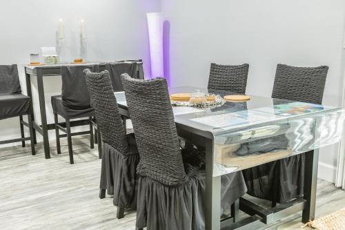 a dining room with a glass table and chairs at Roosevelt Inn in Jacksonville