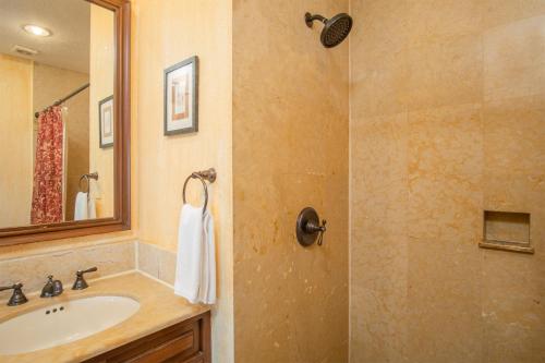 un bagno con doccia e lavandino di Sonoran Sun a Puerto Peñasco