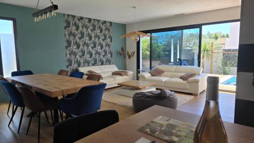 un salon avec une table et un canapé dans l'établissement Villa 8 personnes en Provence - 3 nuits min, à Grans