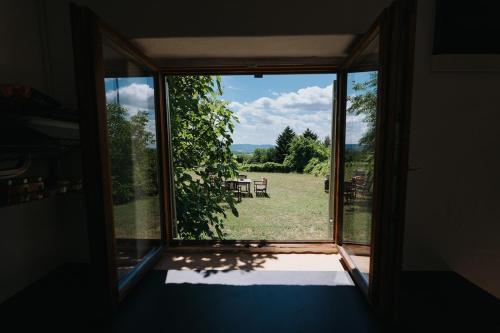 an open window with a view of a yard at Baglyashegy Vendégház in Sümeg