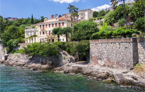 オパティヤにあるAwesome Apartment In Opatija With Wifiの水辺の丘の上の一群