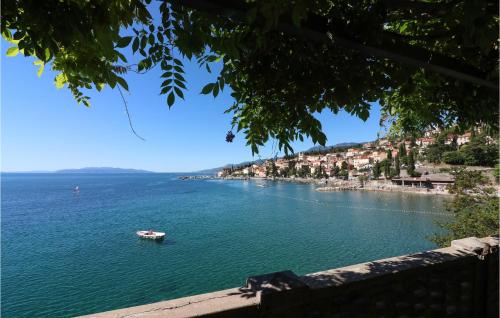 オパティヤにあるAwesome Apartment In Opatija With Wifiの船上の水の景色