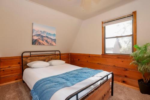 een slaapkamer met een bed en een raam bij Kelley's Kabin #290 in Big Bear Lake