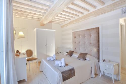 Кровать или кровати в номере VILLA LIBERTY Boutique Hotel - Borgo Capitano Collection