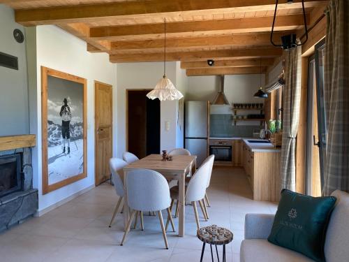 ゾンプにあるAkor House domki w Zębieのテーブルと椅子のあるキッチンとダイニングルーム