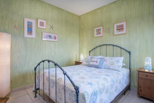 una camera da letto con un letto e quadri sul muro di Sonoran Sun a Puerto Peñasco