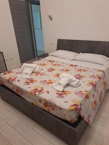 a large bed with towels and shoes on it at Kevin ' s house in Posada