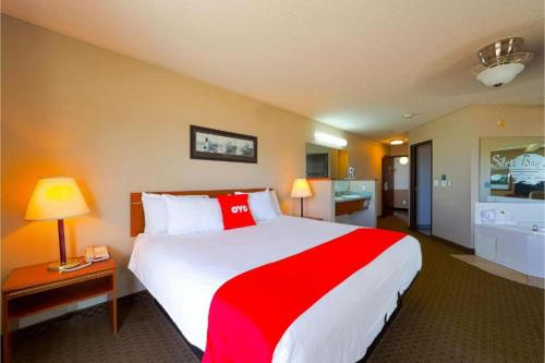 Katil atau katil-katil dalam bilik di Siletz Bay Beachfront Hotel by OYO Lincoln City