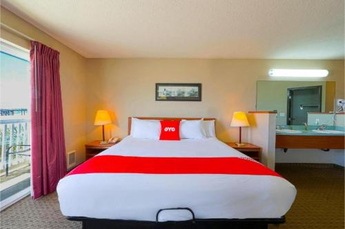 Katil atau katil-katil dalam bilik di Siletz Bay Beachfront Hotel by OYO Lincoln City