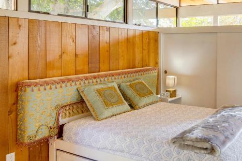 Katil atau katil-katil dalam bilik di Less Than 1 Mi to Beach and Pepperdine Airy Malibu Studio