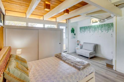 Katil atau katil-katil dalam bilik di Less Than 1 Mi to Beach and Pepperdine Airy Malibu Studio